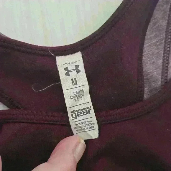 Under Armour Workout shirt and bra in one - medium - burgandy - Picture 2 of 4